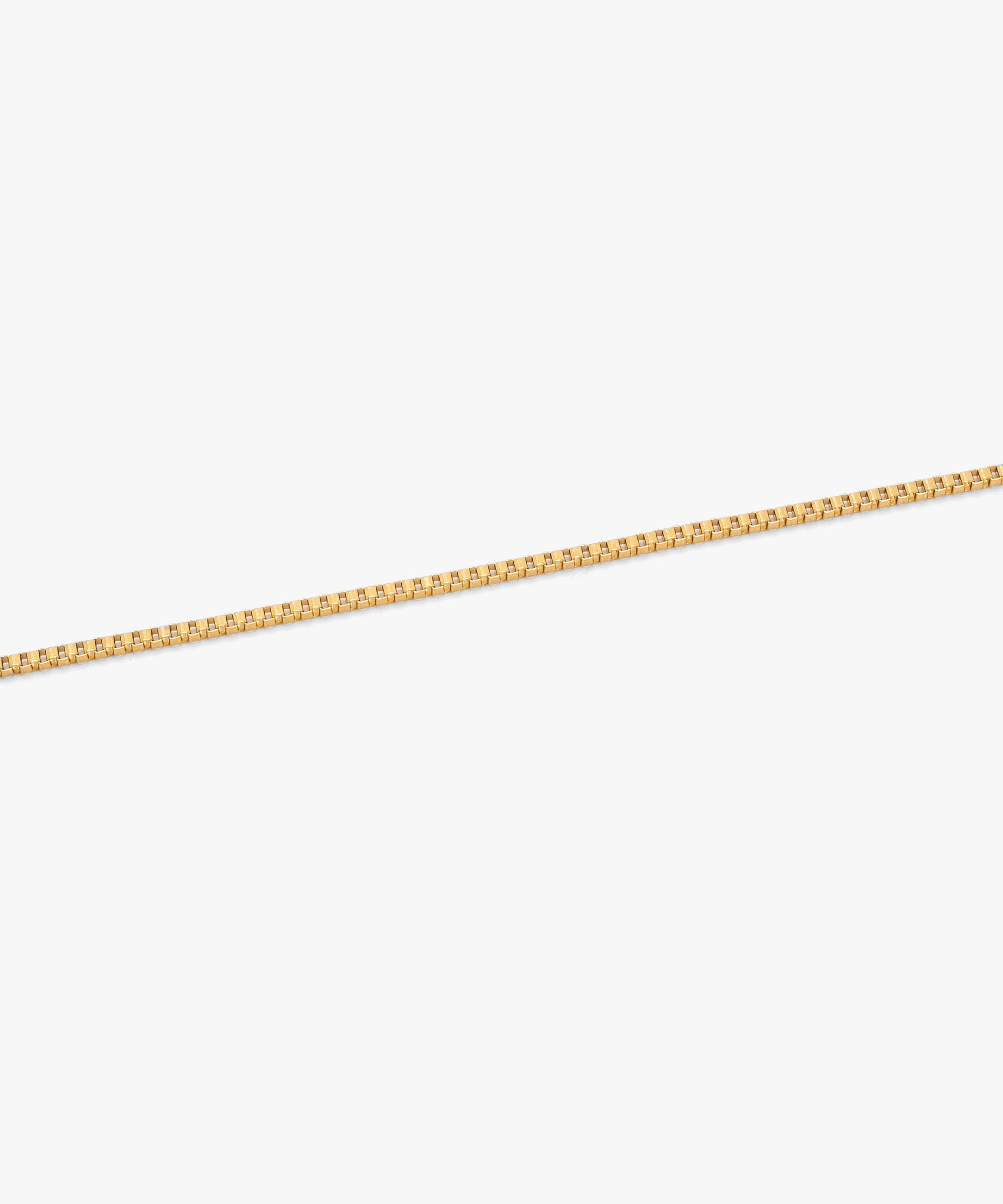 Close-up detail of 18k gold plated box chain bracelet with lobster clasp, 2 mm width, from NOVUS Amsterdam