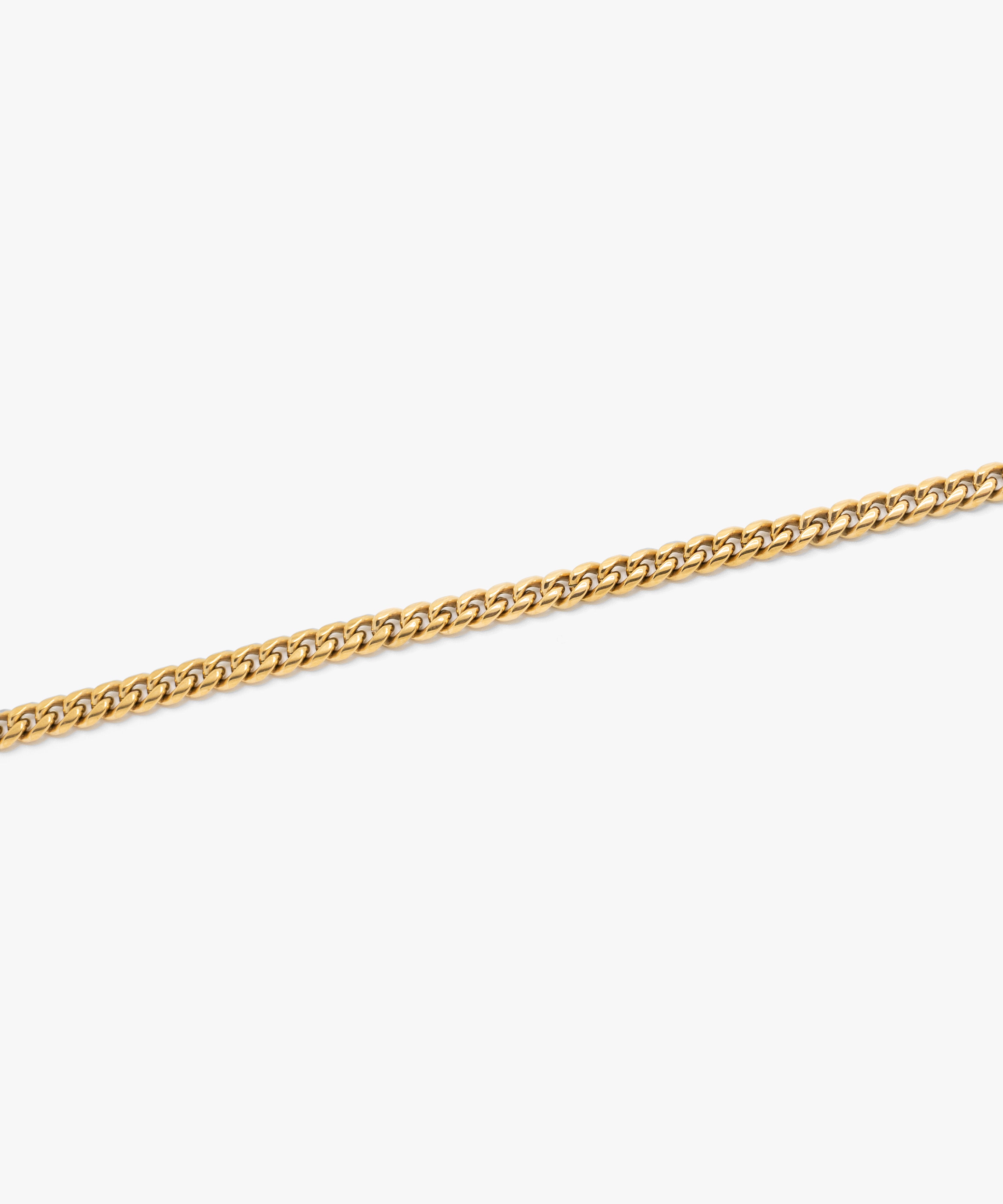 Close-up detail 18k gold plated cuban bracelet, 6 mm width, from NOVUS Amsterdam