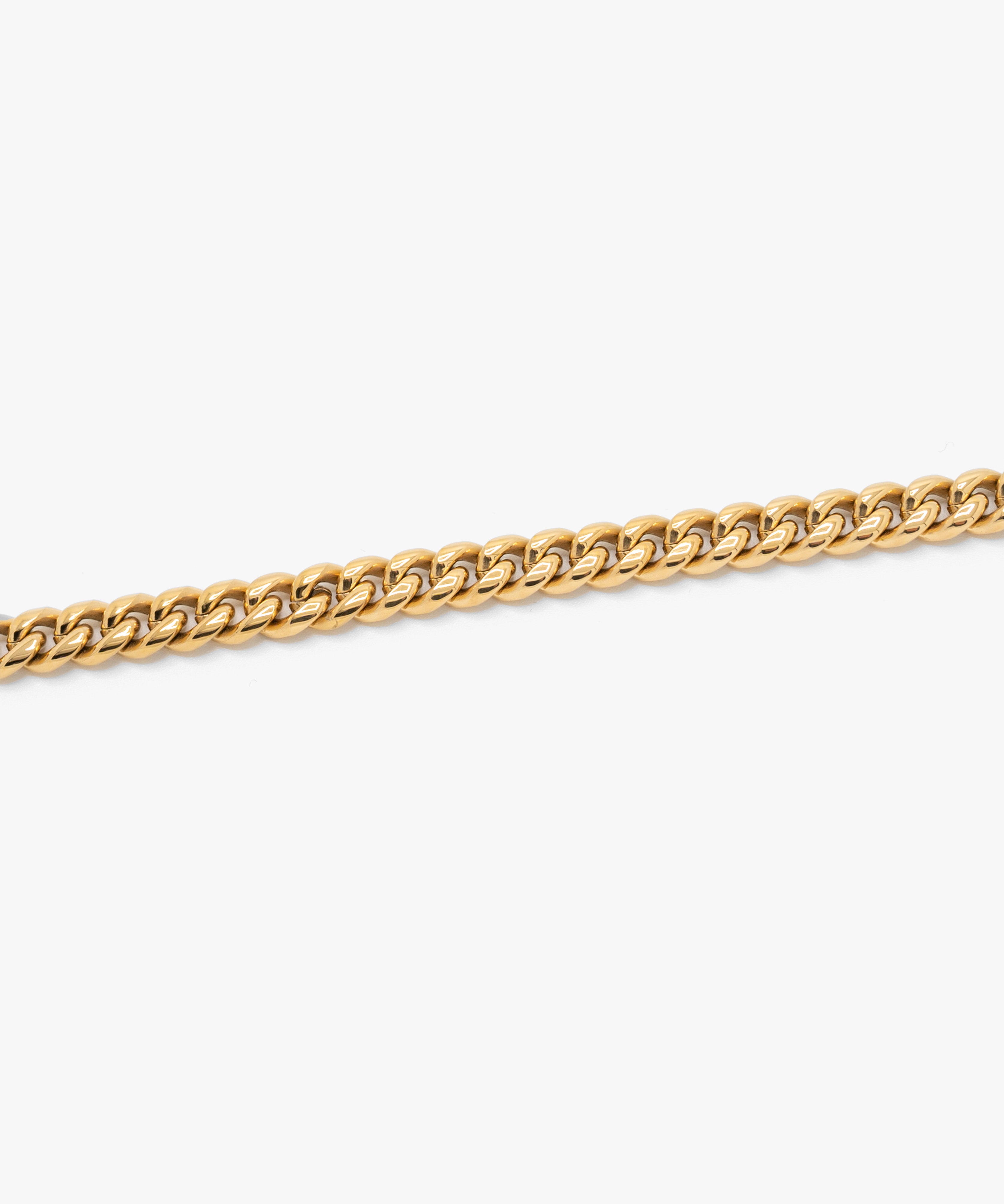 Close-up detail 18k gold plated cuban bracelet, 8 mm width, from NOVUS Amsterdam