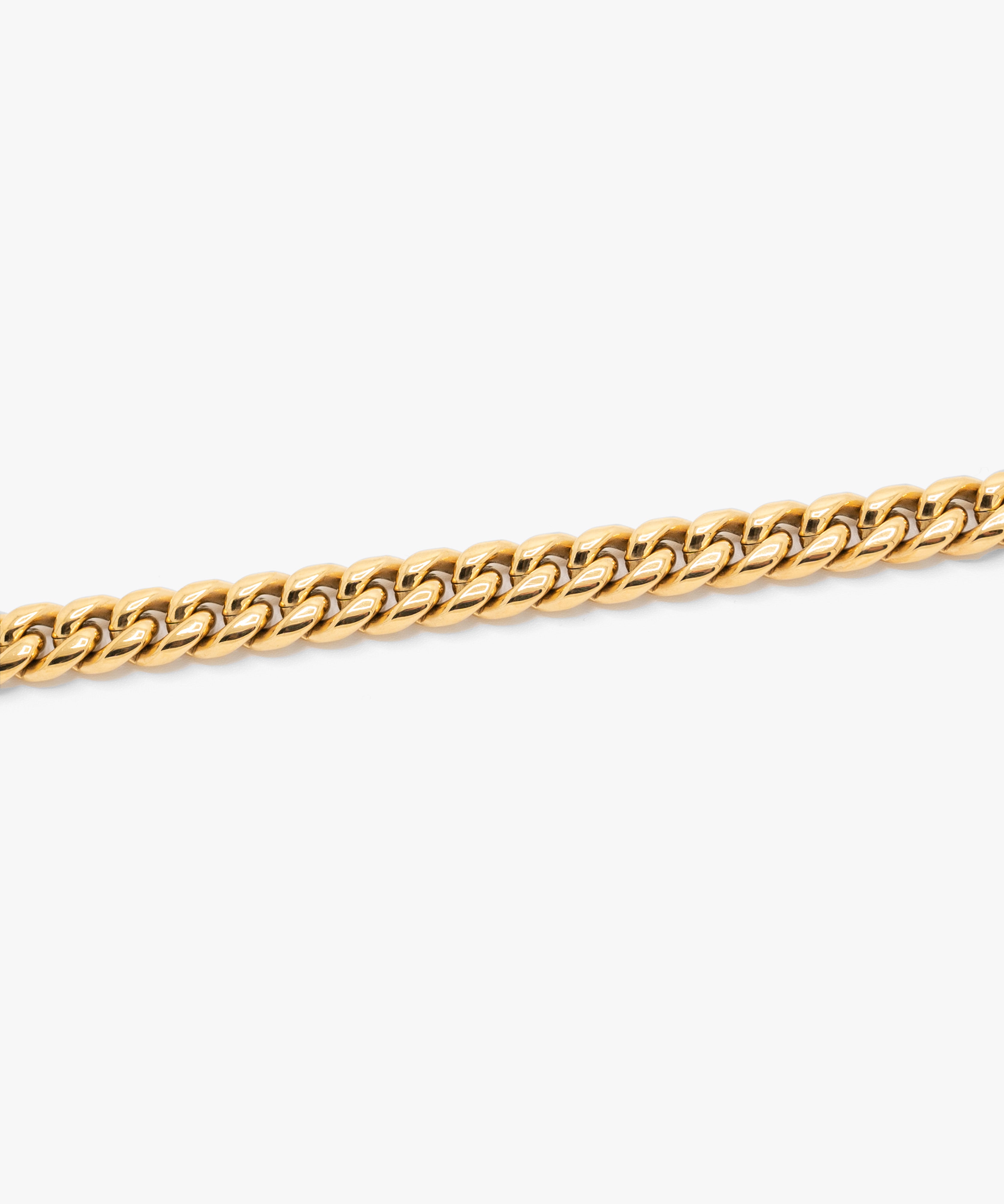 Close-up detail 18k gold plated cuban chain necklace, 10 mm width, from NOVUS Amsterdam