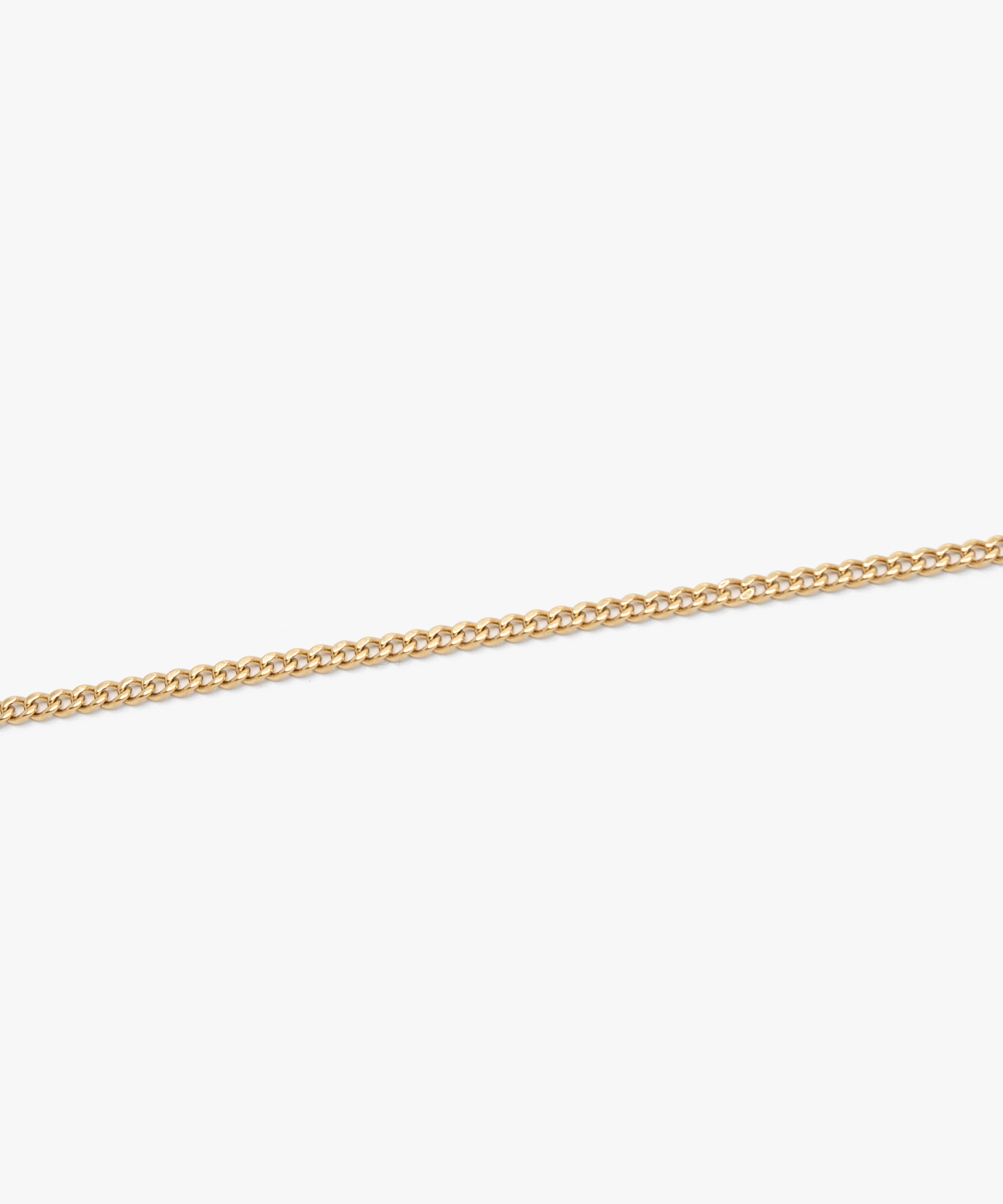 Close-up detail 18k gold plated cuban chain necklace, 4 mm width, from NOVUS Amsterdam