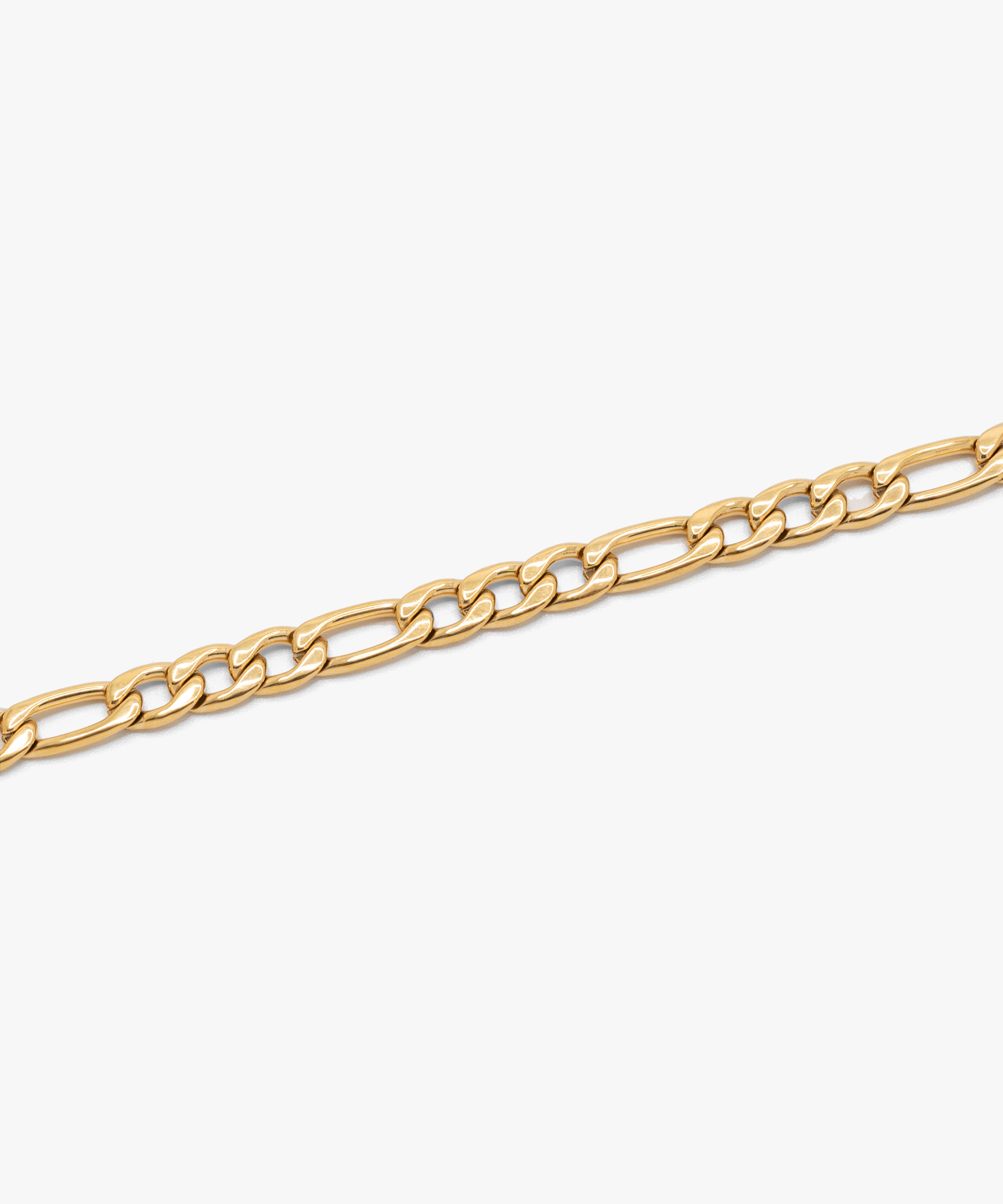 Close-up detail 18k gold plated figaro bracelet with lobster clasp, 5 mm width, from NOVUS Amsterdam