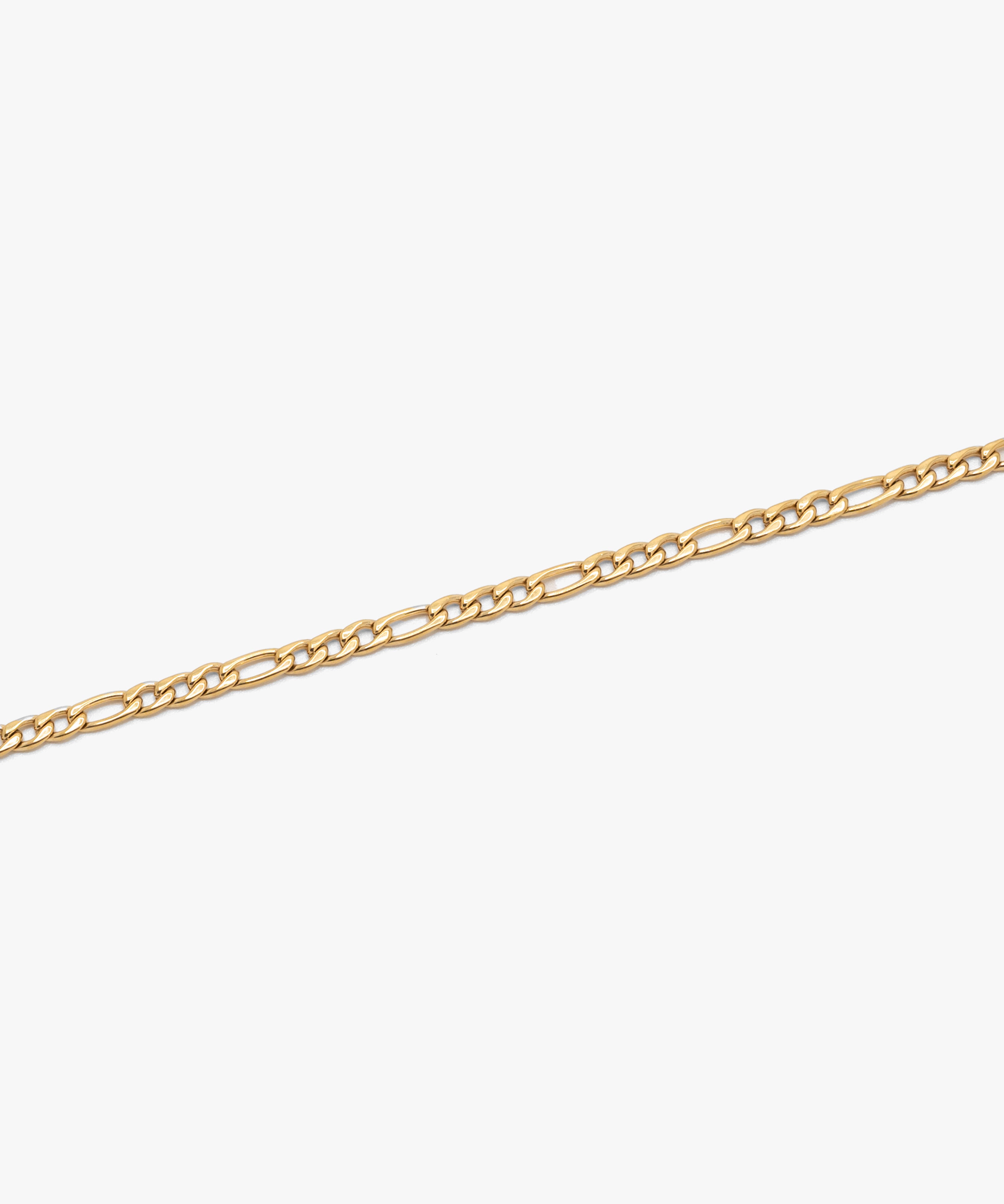 Close-up detail 18k gold plated figaro chain necklace with lobster clasp, 3 mm width, from NOVUS Amsterdam