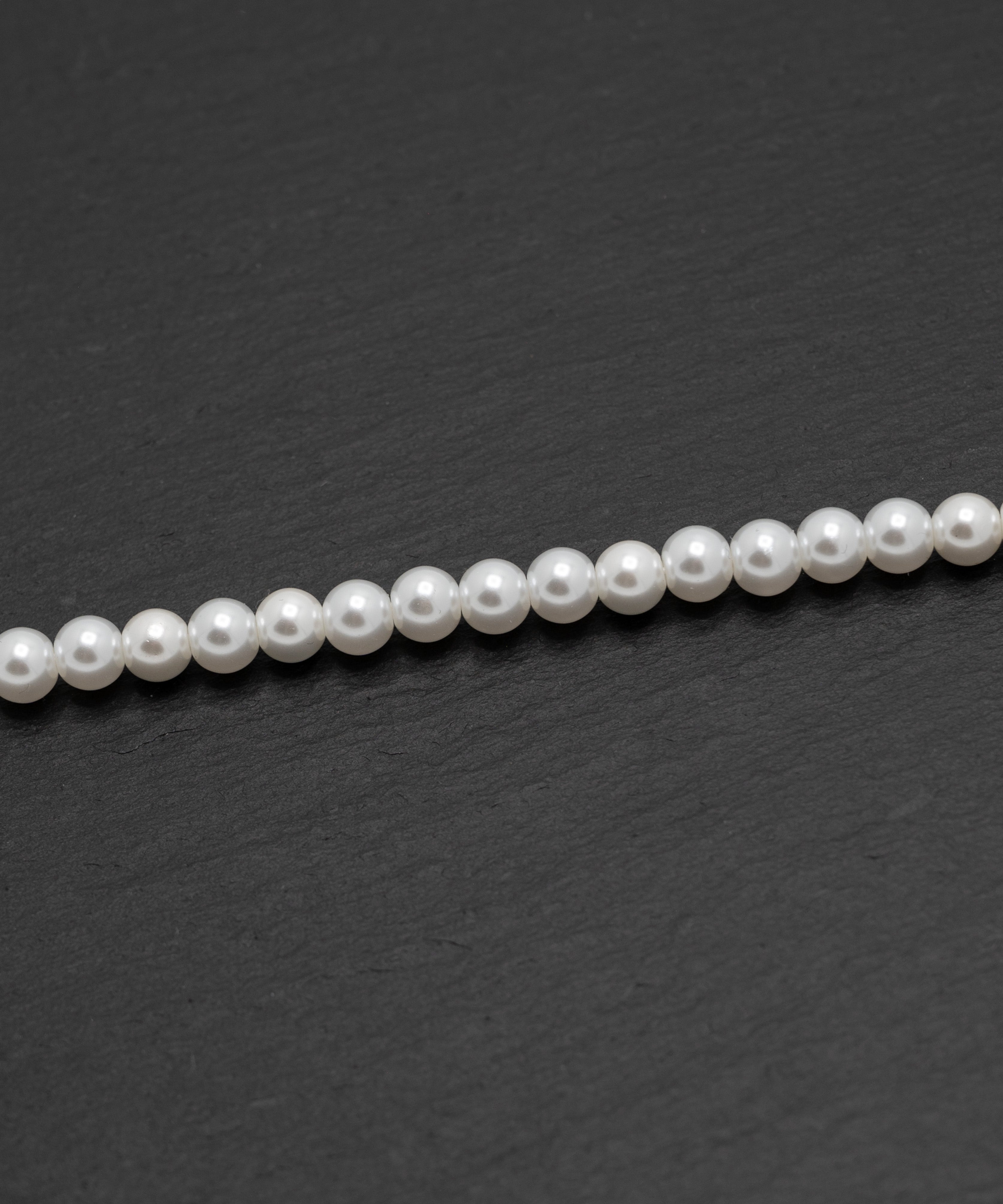 Close-up detail of pearl bracelet with silver screw clasp, 6 mm width, from NOVUS Amsterdam