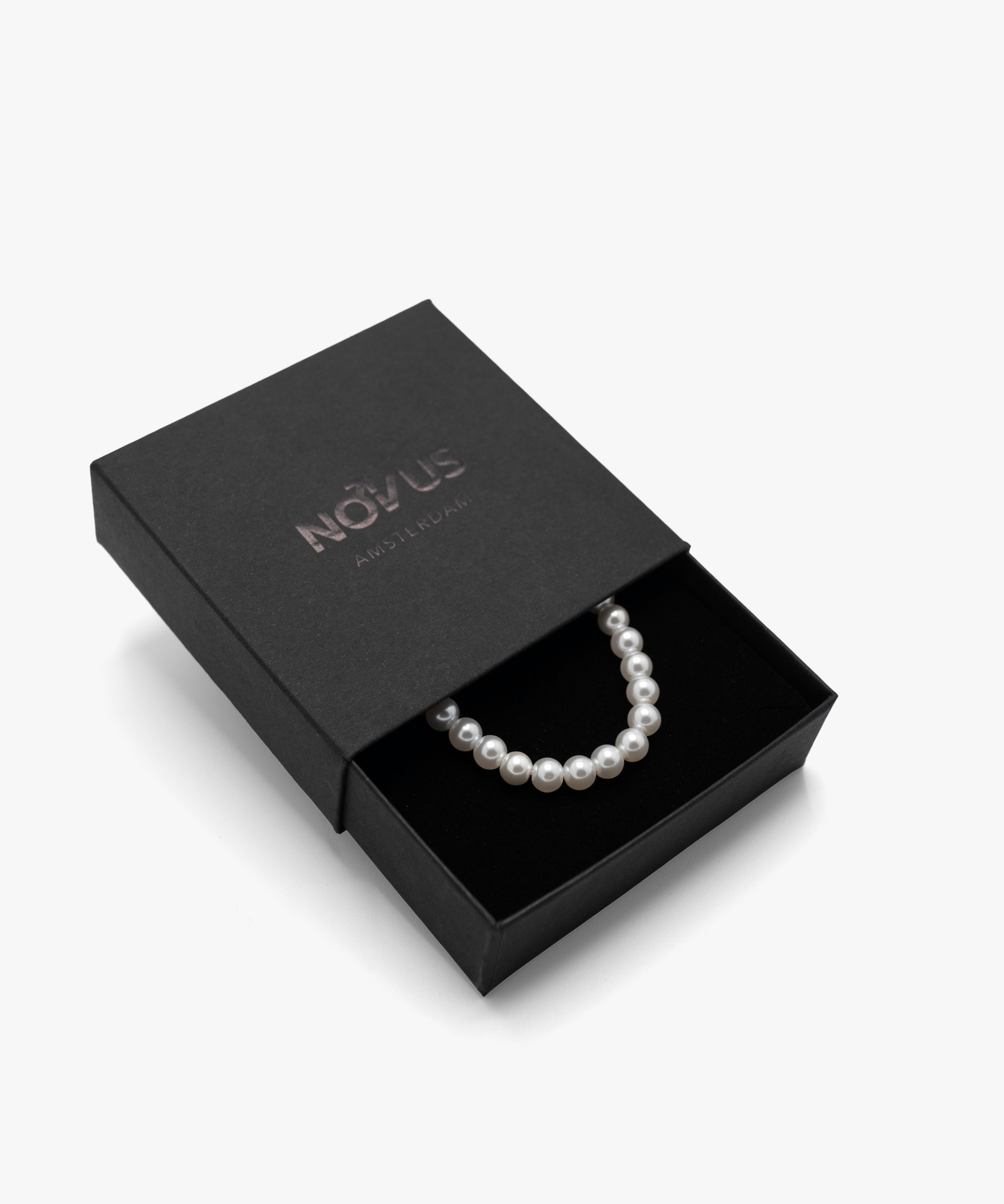 Pearl bracelet with silver screw clasp, 6 mm width, from NOVUS Amsterdam