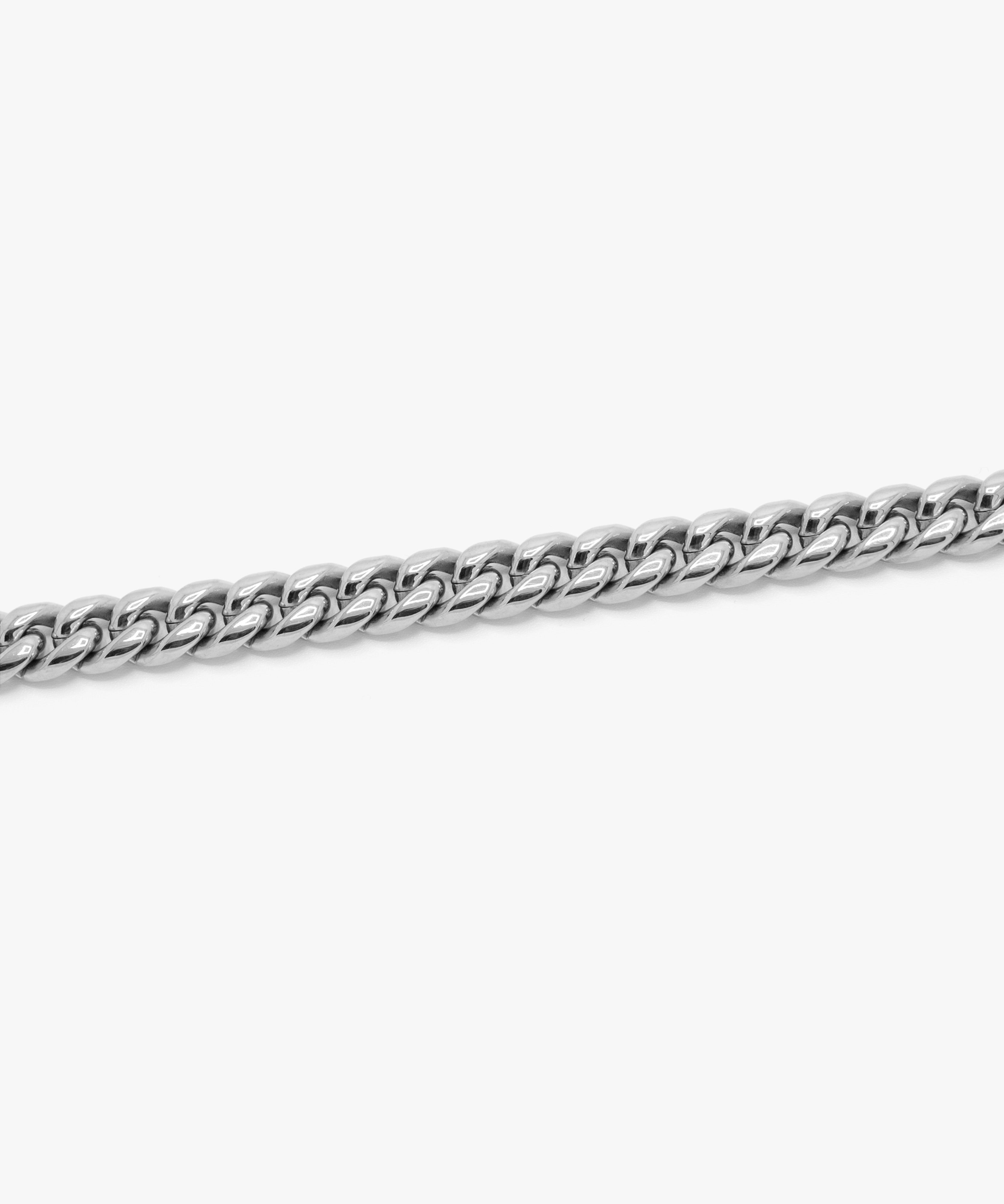 Close-up detail silver cuban chain necklace, 10 mm width, from NOVUS Amsterdam