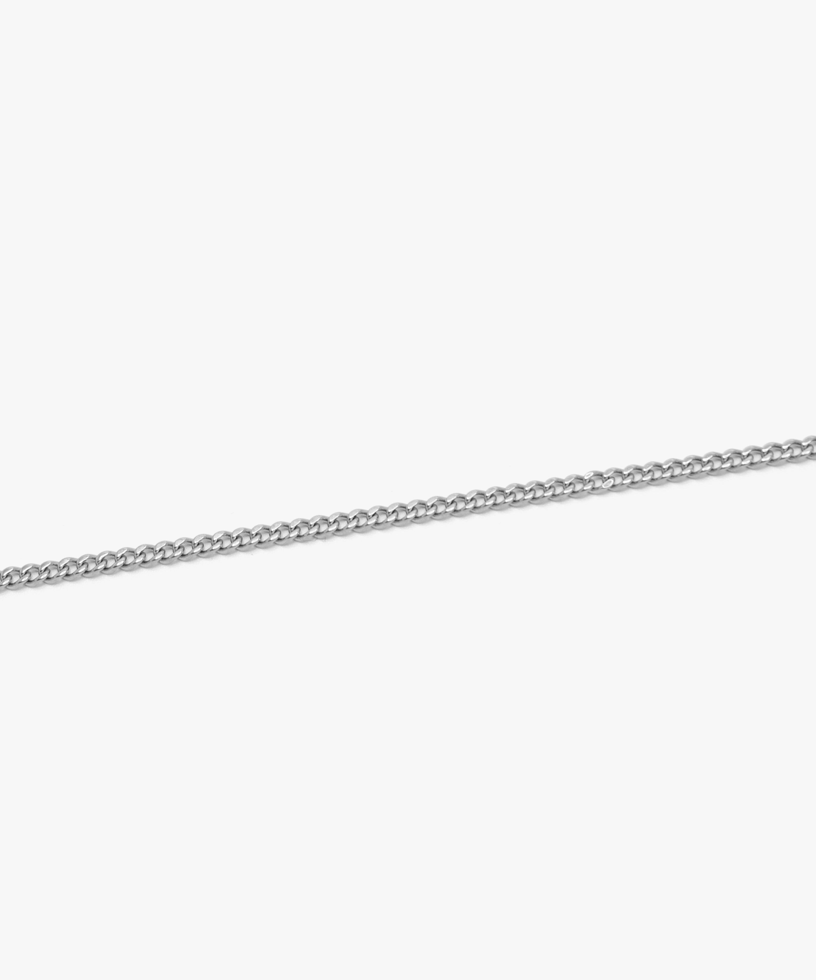 Close-up detail silver cuban chain necklace, 4 mm width, from NOVUS Amsterdam