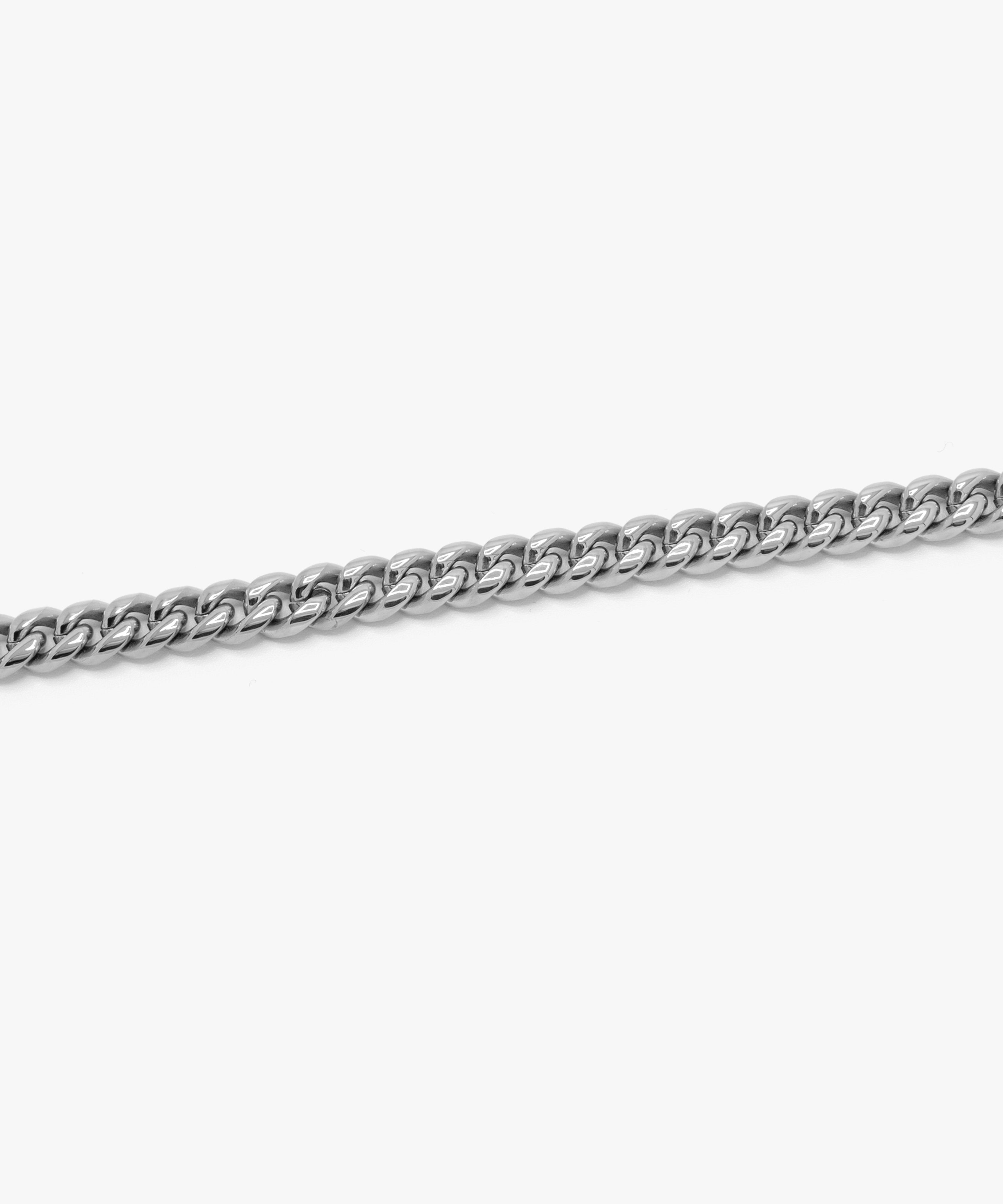 Close-up detail silver cuban chain necklace, 8 mm width, from NOVUS Amsterdam