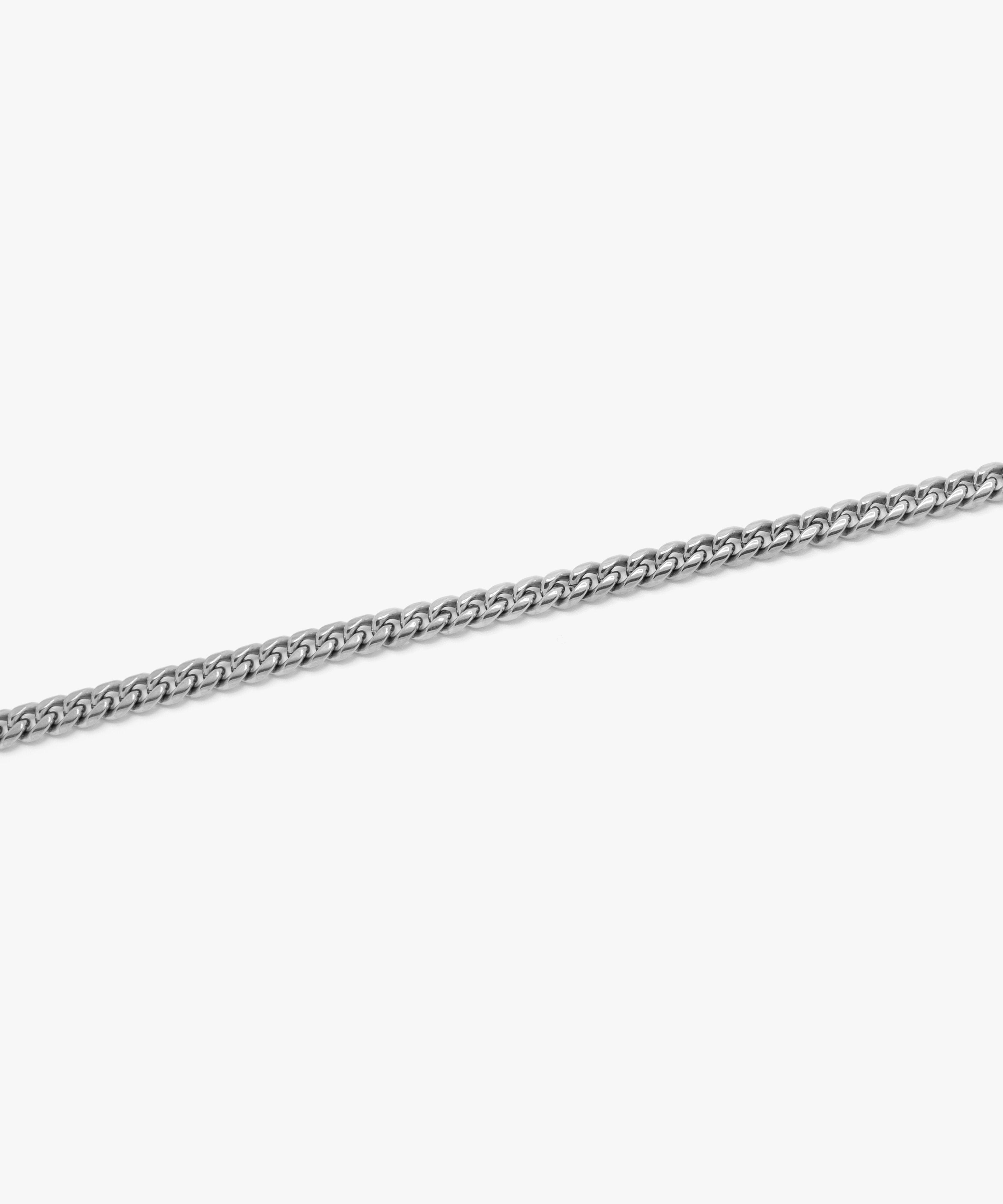 Close-up detail silver cuban chain necklace and bracelet, 6 mm width, from NOVUS Amsterdam