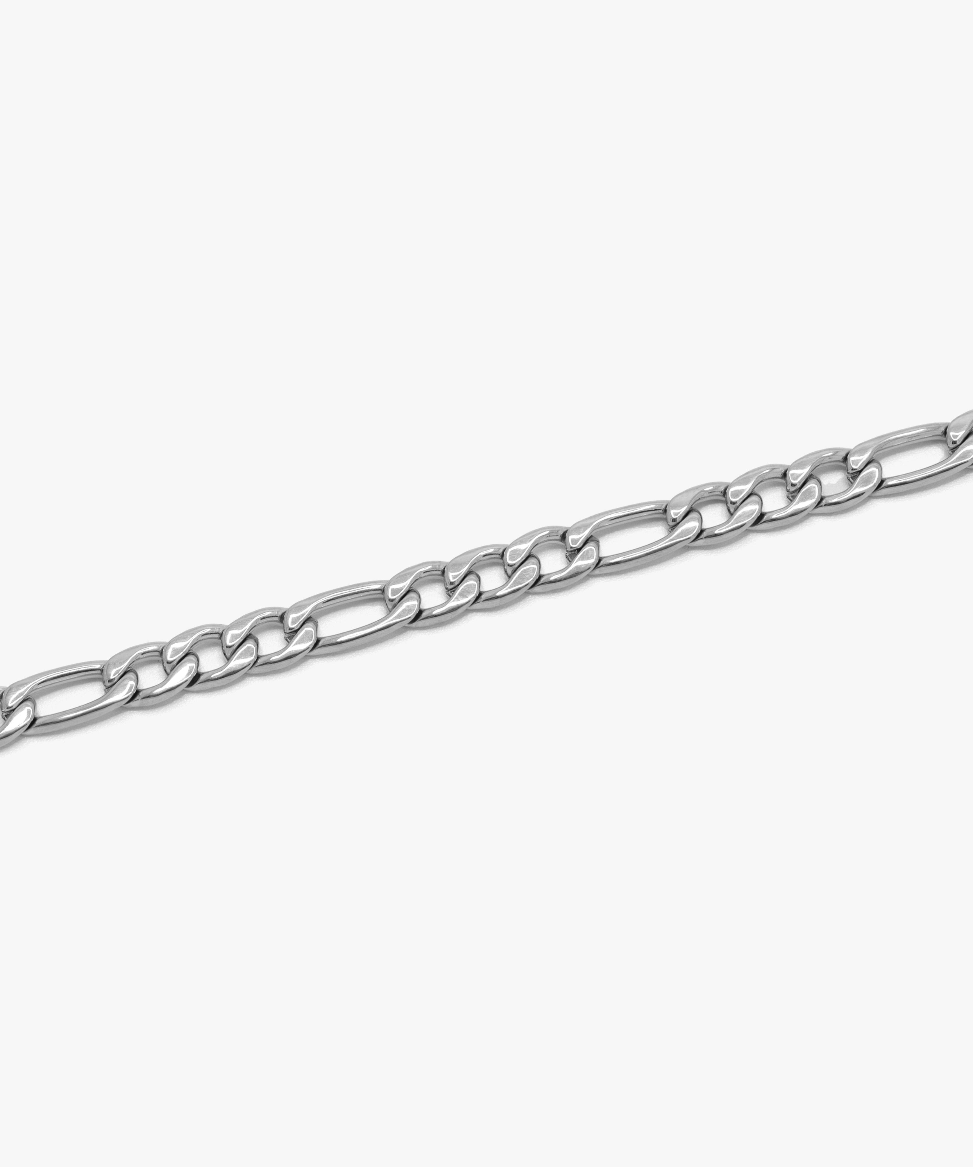 Close-up detail silver figaro bracelet with lobster clasp, 5 mm width, from NOVUS Amsterdam