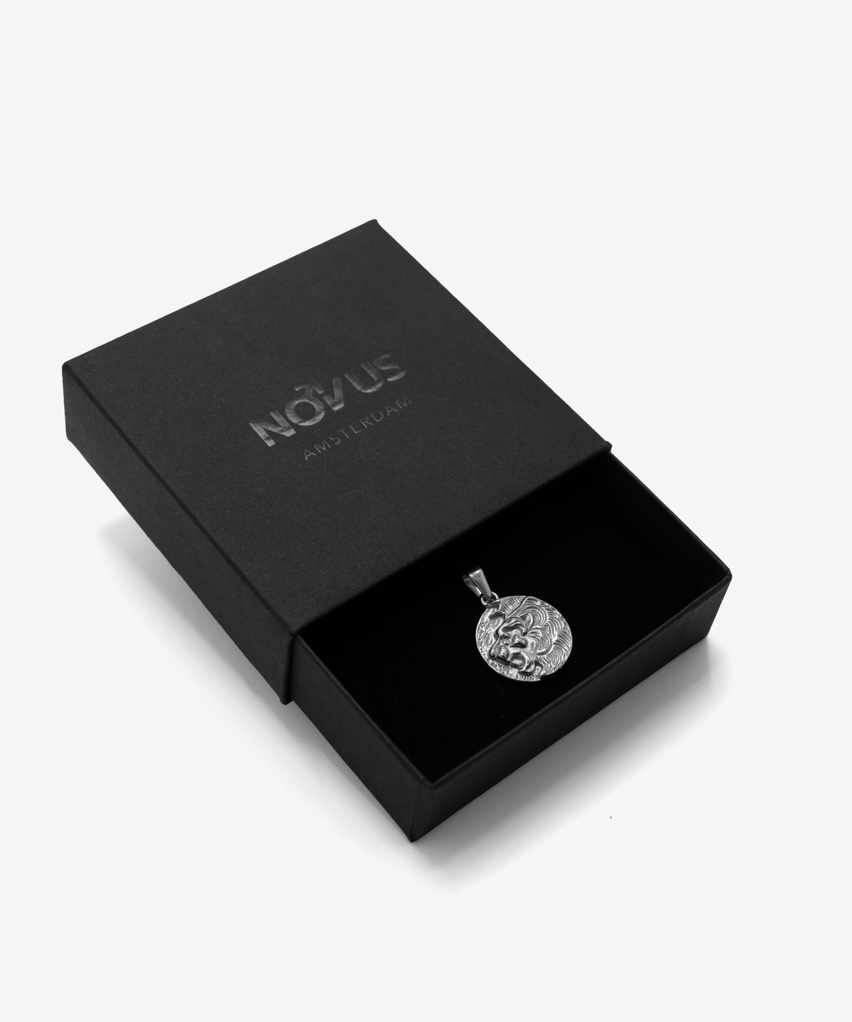 Silver judah lion pendant with jewelry box, from NOVUS Amsterdam