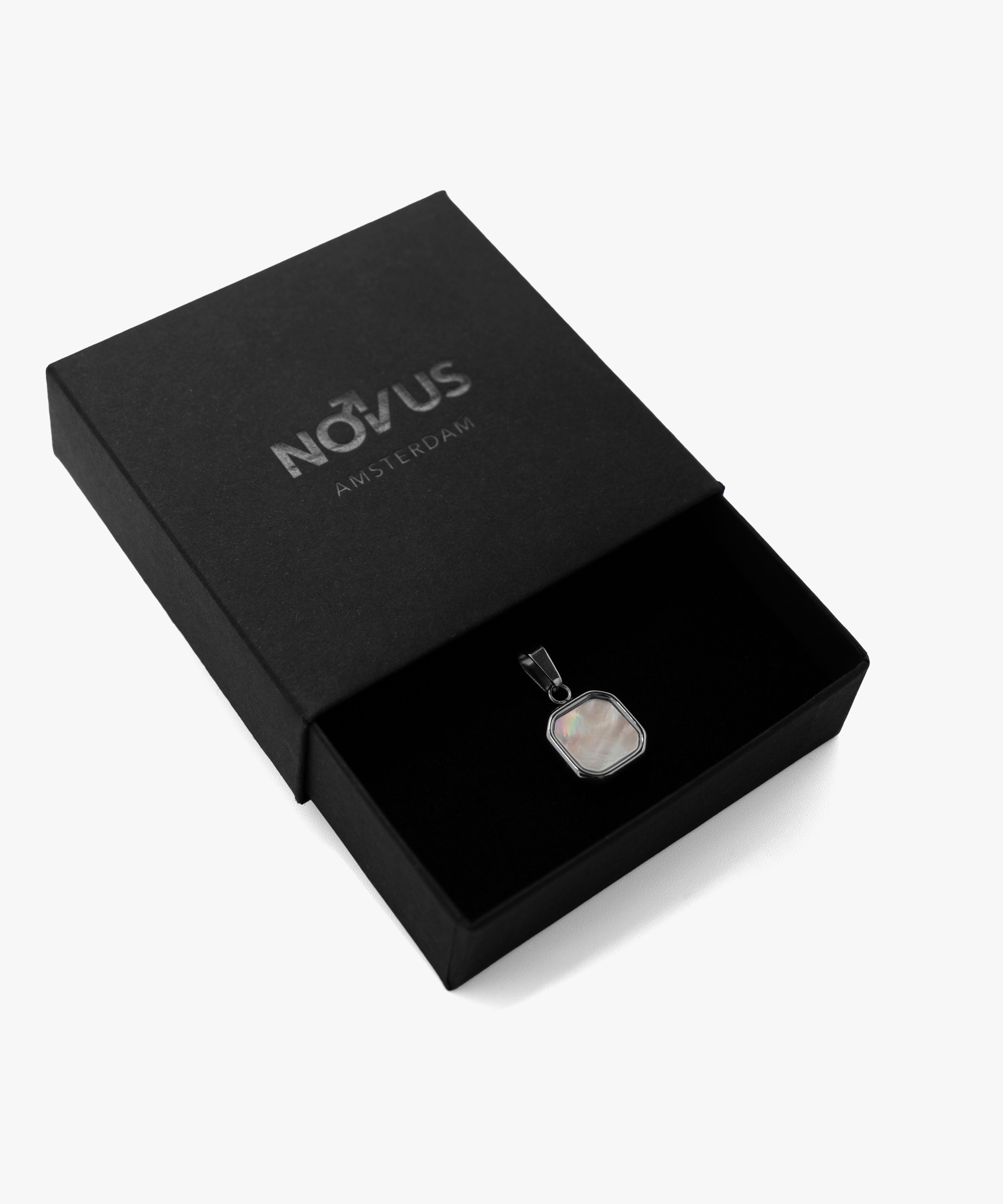 18k gold plated black stone pendant with jewelry box, from NOVUS Amsterdam